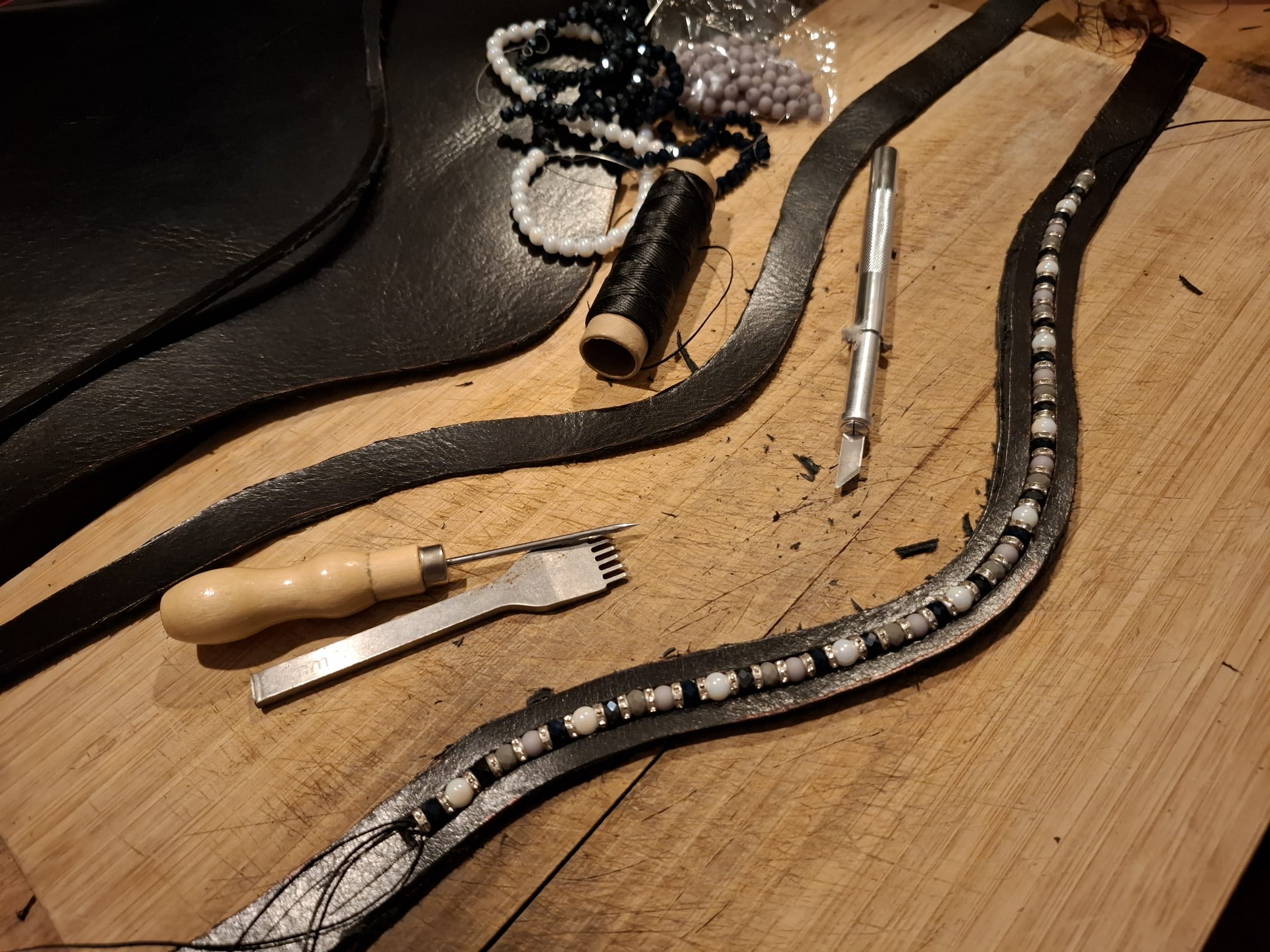 Ambachtelijk werk met leer en gereedschap